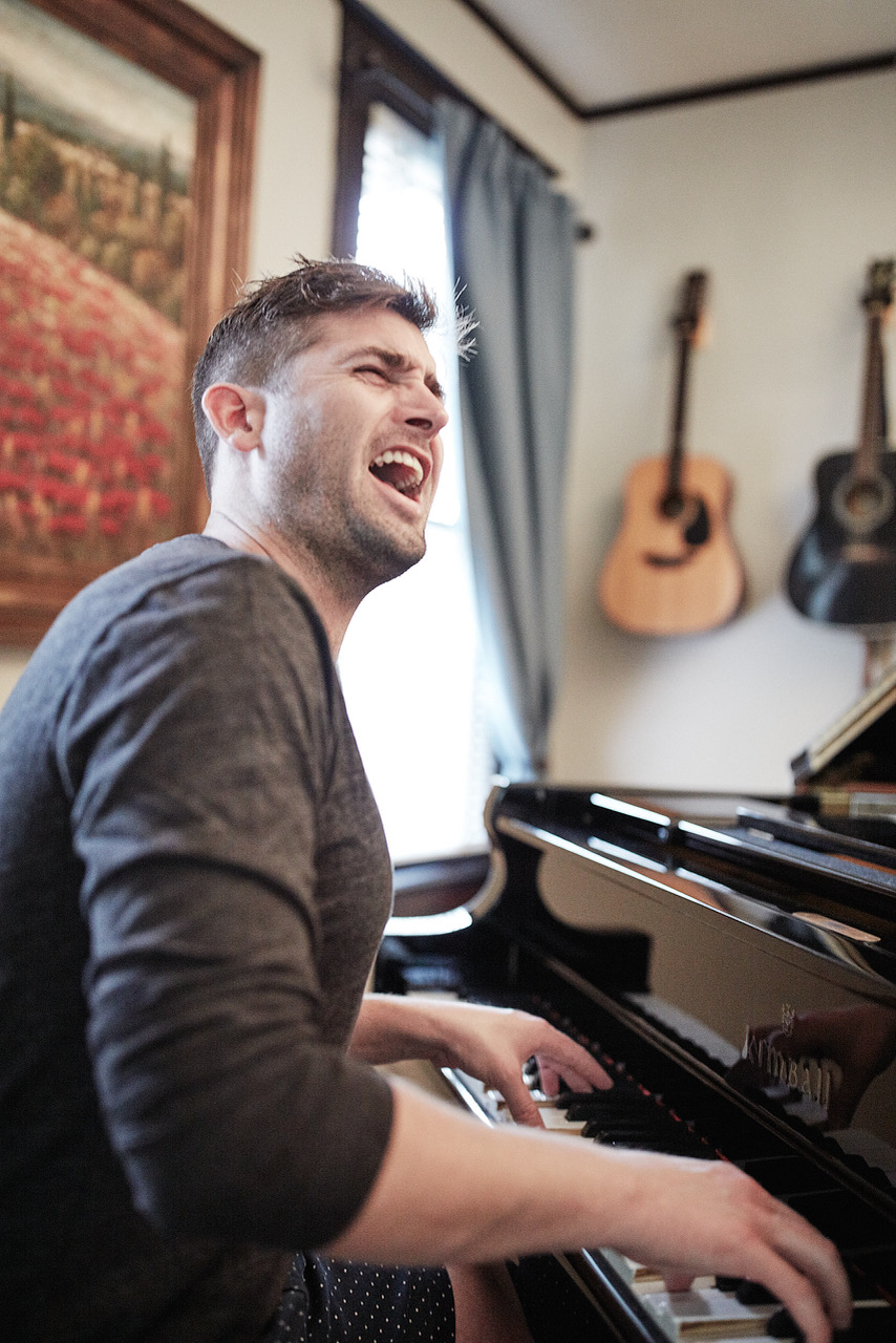 tom singing piano close up